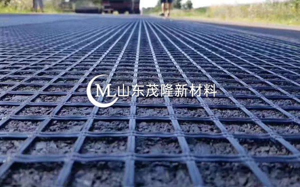 《濟(jì)青高速改擴(kuò)建》玻纖鋼塑格柵、抗裂貼施工