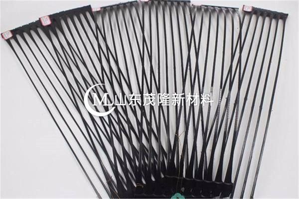 塑料土工格柵是在經(jīng)擠壓制出的聚合物板材