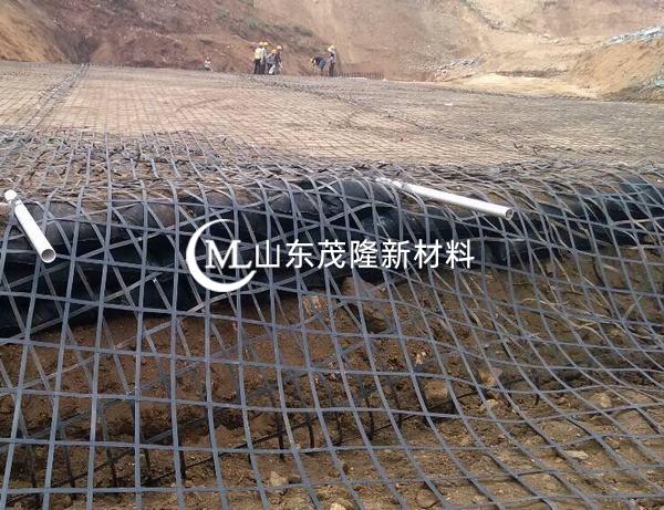 鋪設(shè)土工格柵時，不允許有褶皺