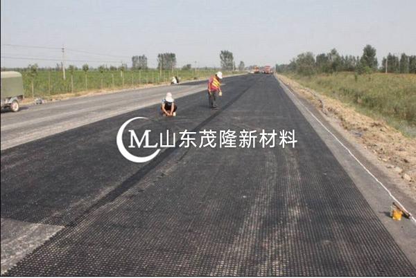 ?塑料土工格柵鋪設(shè)方向一直與路基中線垂直