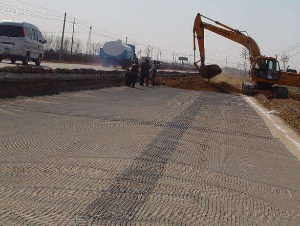 滌綸土工格柵在使用的時候有什么特點(diǎn)嗎?