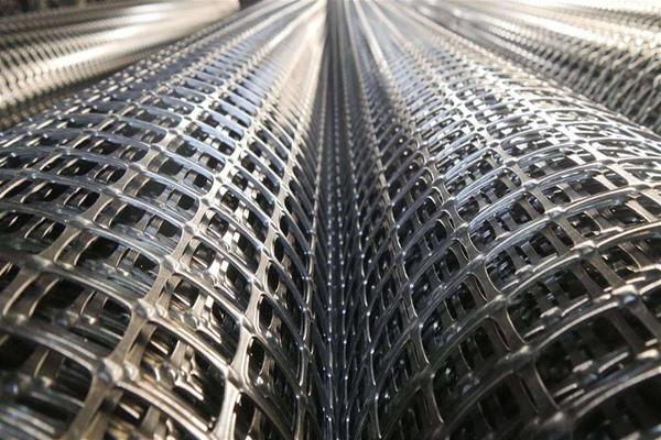 鋼塑土工格柵會(huì)出現(xiàn)反射裂縫的原因有哪些呢？  第1張