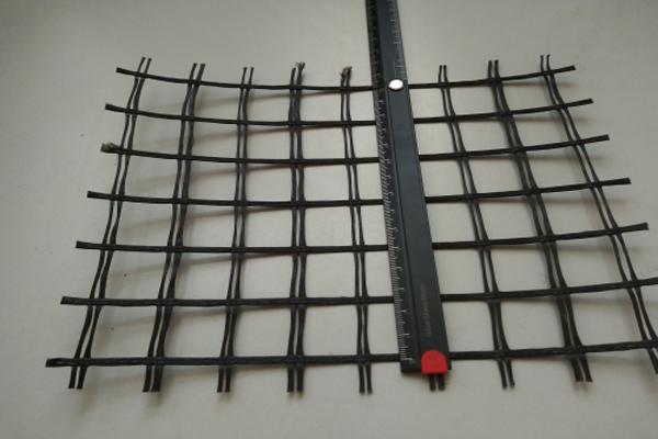 在防洪護堤中為什么使用土工格柵呢？  第1張