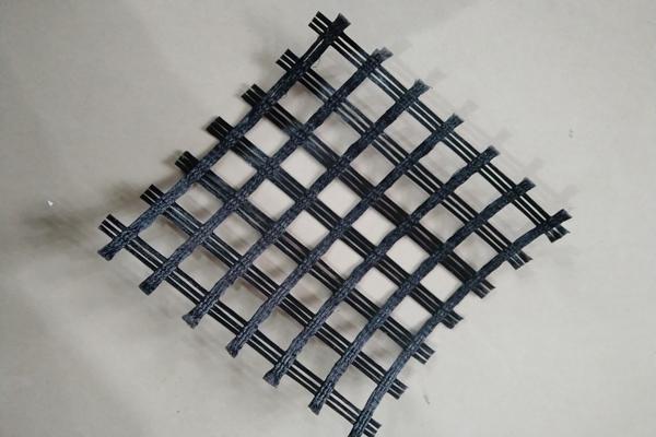 如何區(qū)分經(jīng)編滌綸土工格柵和玻纖土工格柵的不同特點(diǎn)?  第1張