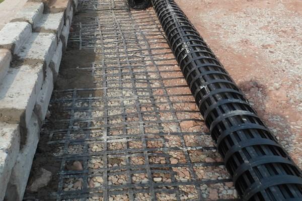 高韌性聚酯紗線集束土工格柵：如何助力公路路基加固和邊坡防護(hù)？  第3張